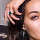 Sif Jakobs - Roccanova Altro ring i forgylt sølv med smaragdgrønn og blanke zirkonia stener thumbnail